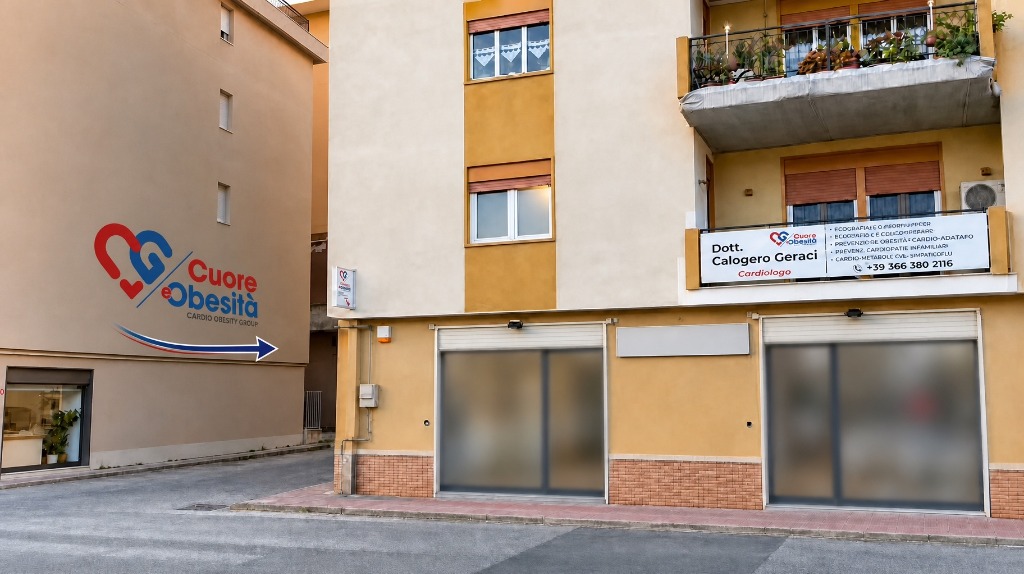 Vista dello stabile da Via Babbaurra 191 con striscione Dott. Calogero Geraci e corsia laterale