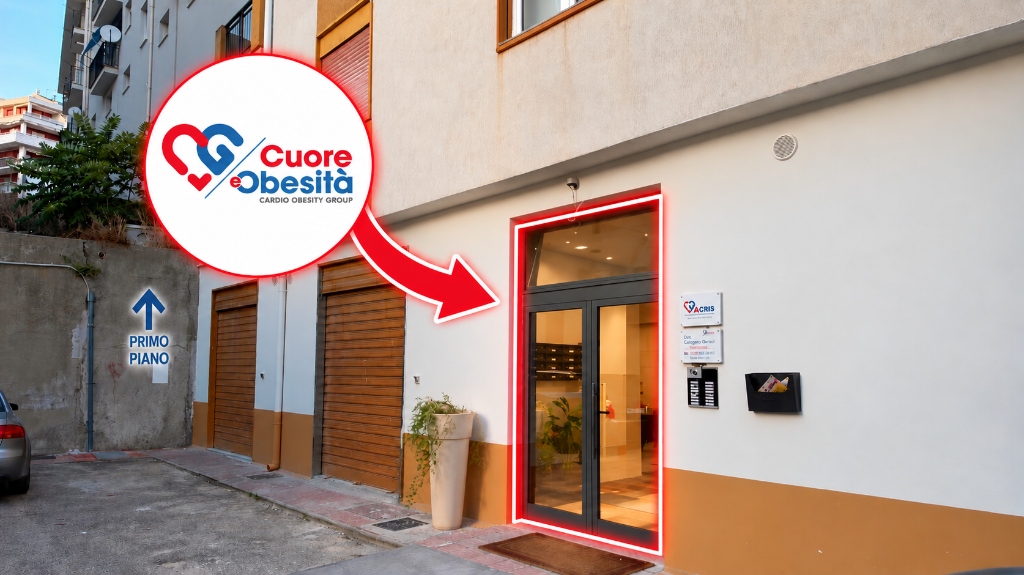 Portone a vetri d'ingresso nella corte laterale con targhe Dott. Geraci, ACRIS e citofono